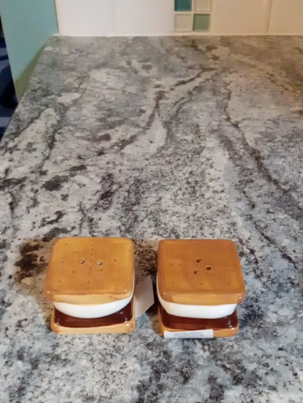 Cracker Barrel Salt & Pepper Shaker Set